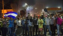 nicaraguans-burn-tires-in-protest-of-social-s-1524287582093.jpg