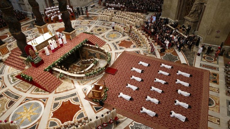 Les ordinands se prosternent, face contre terre, durant la litanie des Saints