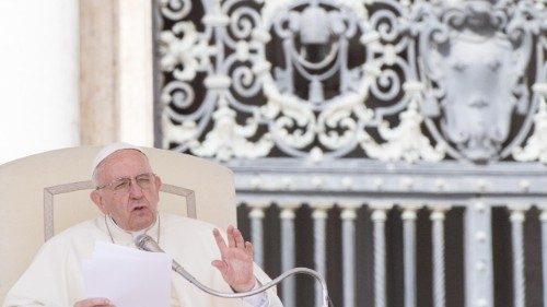 Francesco: il Battesimo non è una formula magica ma un dono dello Spirito Santo