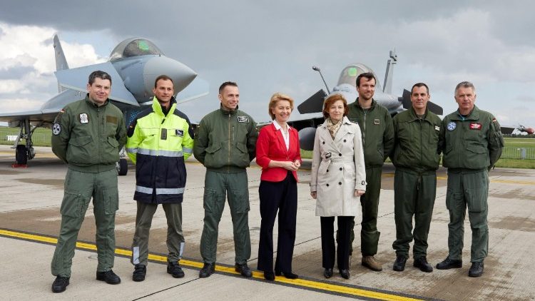 Deutsche und Französische Soldaten mit den entsprechenden Ministern