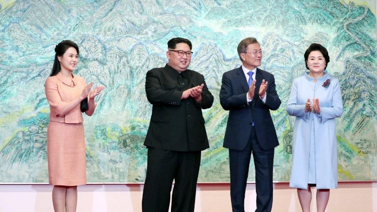 Les dirigeants des deux Corées et leur épouses posent pour une photo à la maison de la paix, dans la JSA, dans le village frontalier de Panmunjom, le 27 avril 2018.