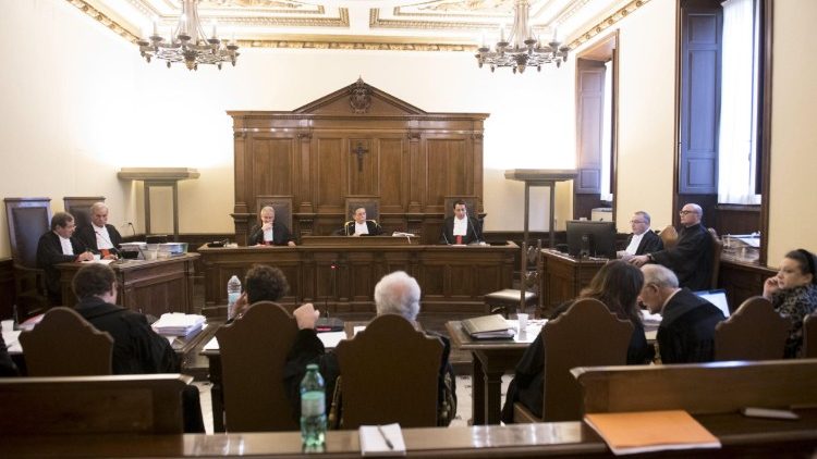 Sala do Tribunal vaticano