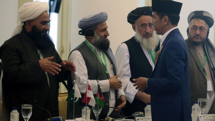 Präsident Joko Widodo (2. v.r.) begrüßt die 'Ulema' im Präsidentenpalast in Bogor