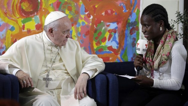 Le Pape avec une jeune du Mozambique, du réseau Scholas Occurentes, le 11 mai 2018.