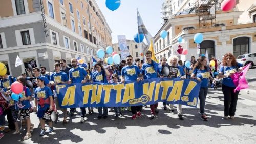 Il cardinale Sgreccia festeggia 90 anni e presenta l’Enciclopedia  di Bioetica