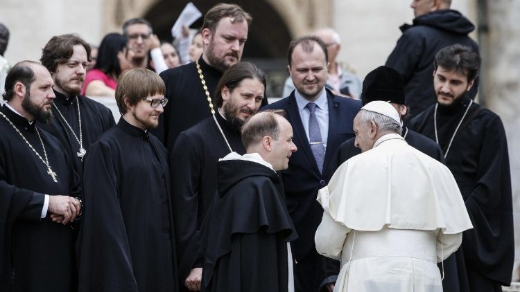 Група праваслаўных святароў з Расіі на аўдыенцыі ў Ватыкане