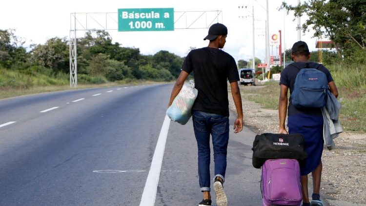 venezuelans-flee-country-on-foot-in-search-of-1527178432237.jpg