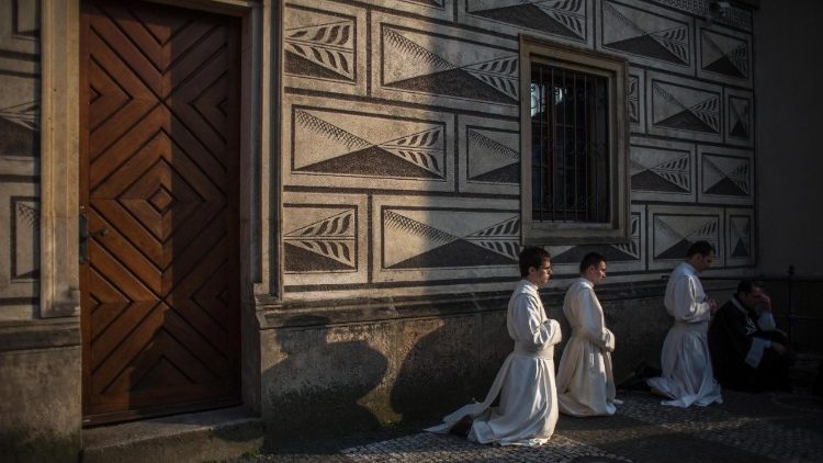 Die fünf Missbrauchsüberlebenden aus Chile, die der Papst am Wochenende empfängt, sind Priester