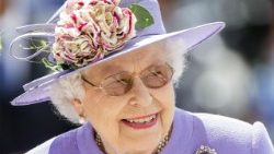 queen-elizabeth-ii-at-the-epsom-derby-1527946522140.jpg