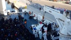 ---migranti-nave-aquarius-arrivati-a-valencia-1529225075296.jpg