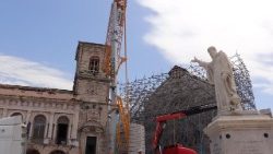 terremoto--gru-in-piazza-a-norcia-per-recuper-1530793200233.jpg