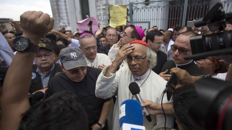 Le cardinal Leopoldo Brenes, président de la Conférence épiscopale nicaraguayenne, lors d'un point presse devant la basilique San Sebastian de Diriamba, le 9 juillet 2018. 