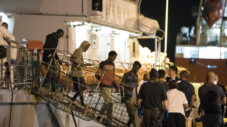 Migranti: tra chi arriva molti sono i minori privi di accompagnamento