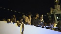migranti--a-pozzallo-fatti-sbarcare-in-184--h-1531724867654.jpg