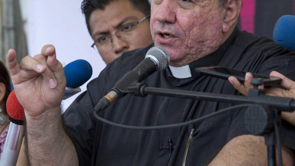 Padre Carlo Aviles durante le proteste a Managua. Molti i cattolici a supporto dei vescovi della Conferenza Episcopale che cercano di mediare per la pace