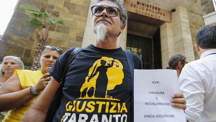 Nel videomessaggio per l'apertura della Settimana Sociale il Papa ricorda i genitori di Taranto che hanno pianto per la morte dei loro figli