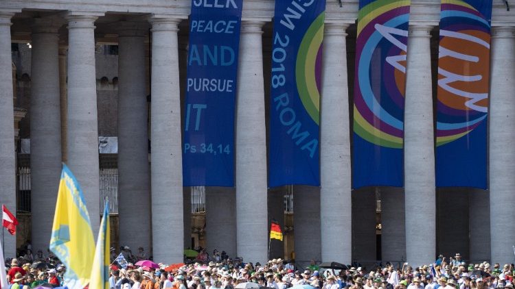 Les jeunes servants d'autel réunis place Saint Pierre le 31 juillet 2018.