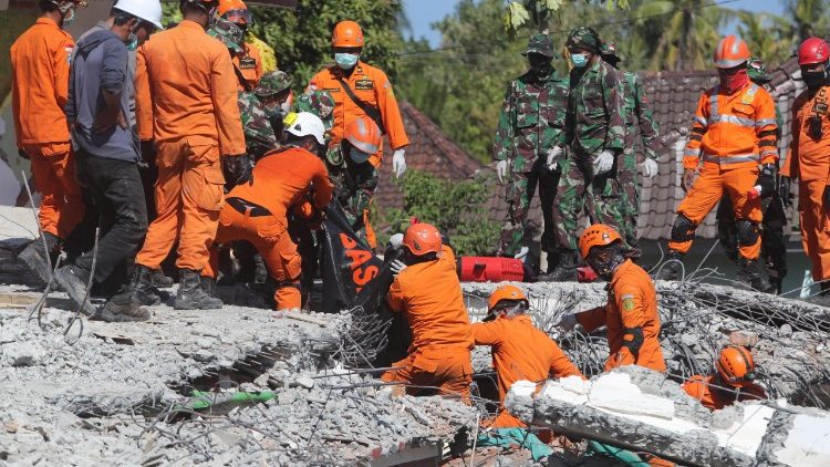 earthquake-aftermath-in-west-nusa-tenggara-1533619145790.jpg