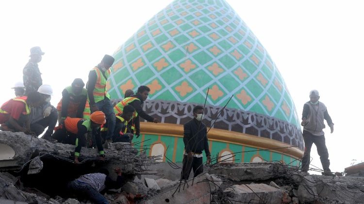 Terremoto de magnitude 6.9 provocou mortos, feridos e destruição na Indonésia