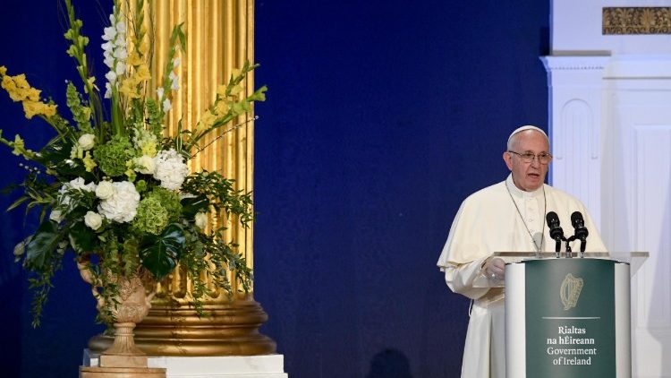 Papa Francisco discursa às autoridades no Castelo de Dublin