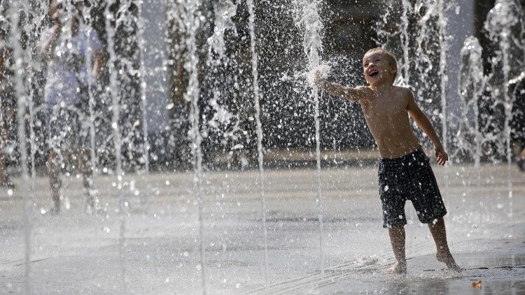 "Proteger esse bem (a água) inestimável todos os dias representa hoje uma responsabilidade imperiosa, um desafio real"