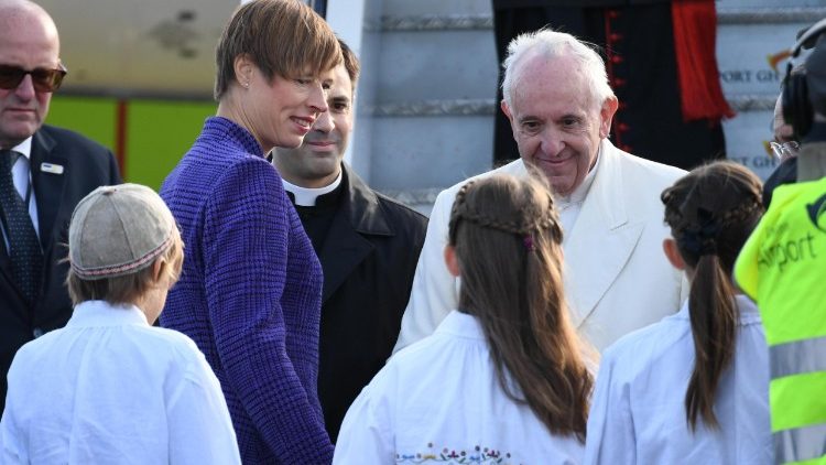 Papież na lotnisku w Tallinie