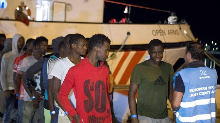Arrivo di migranti dall'Africa