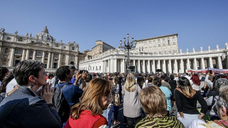 plaza san pedro ángelus papa francisco
