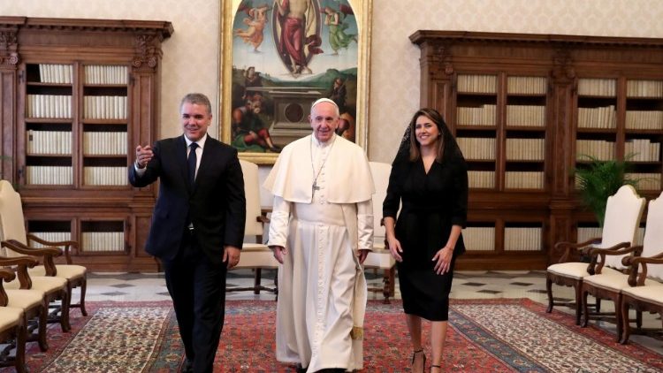 Colombian President Ivan Duque and his wife flanking Pope Francis during a visit to the Vatican on October 22, 2018. 