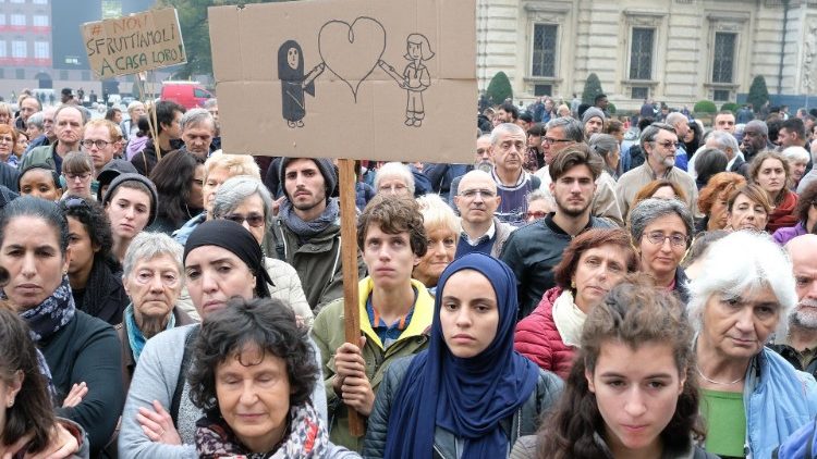 Una manifestazione di migranti. In Italia metà degli stranieri sono cristiani, un terzo è islamico