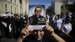 salvadoran-faithful-celebrate-romero-s-canoni-1540747300837.jpg