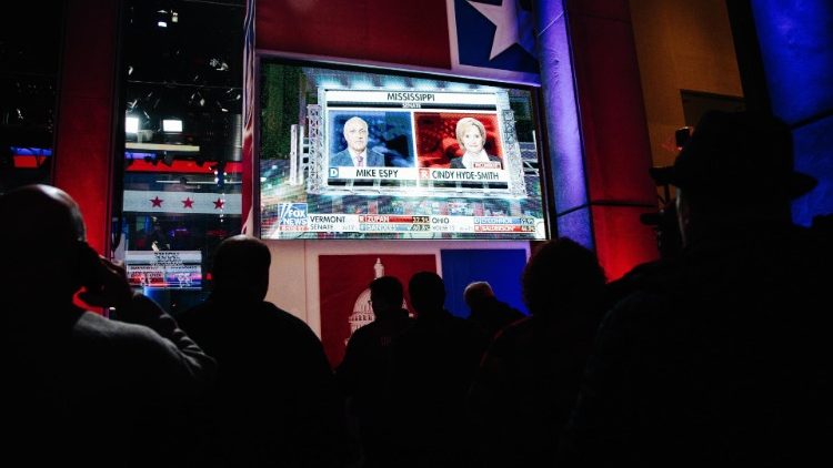 Gli americani seguono i risultati del voto di Midterm