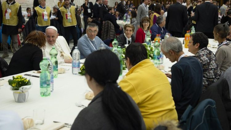 El Papa Francisco  pobres limosnería