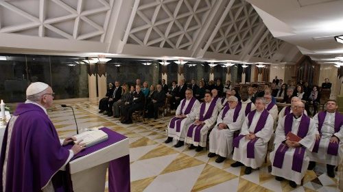 Il Papa a Santa Marta: il Signore è la roccia su cui costruire
