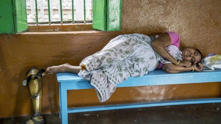 Một bệnh nhân tại trung tâm y tế do Mẹ Têrêsa thành lập