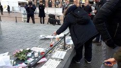 strasburgo--la-gente-depone-fiori-e-candele-1544630629435.jpg