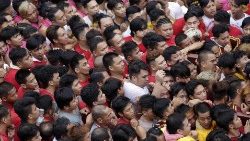 devotees-converge-around-the-procession-of-th-1546229028373.jpg