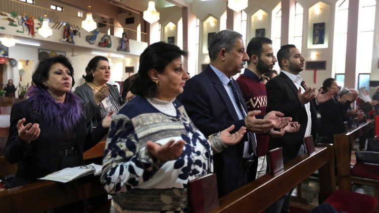 Cattolici in preghiera in una chiesa di Baghdad