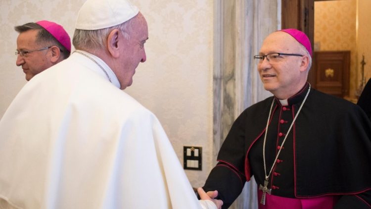 Weihbischof Fernando Ramos beim Papst