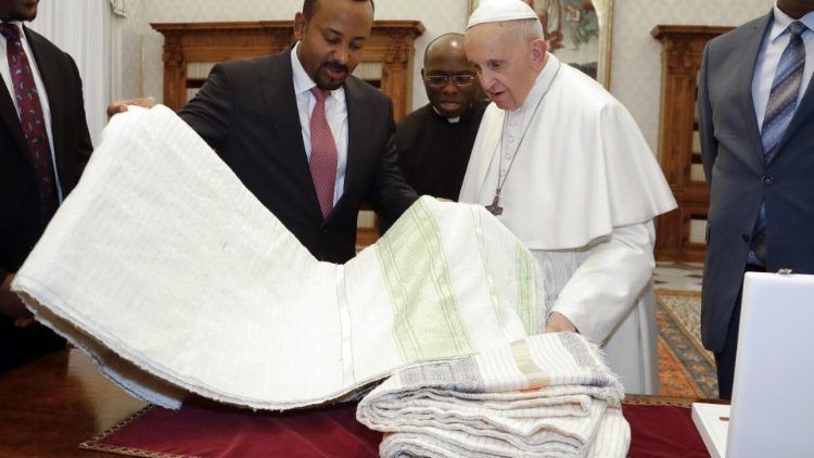 Pope Francis exchanges gifts with Ethiopian Prime Minister, Abiy Ahmed 