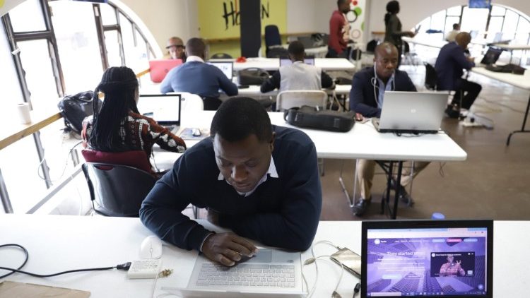 Papież: młodzi nie stawajcie się samotnikami społecznościowymi