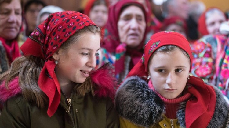 Fieles cristianos en Bacau, Rumania