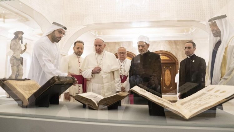 Il Papa ad Abu Dhabi mentre svela le due opere