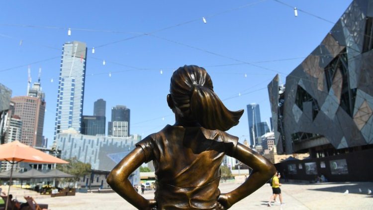 Die Skulptur "furchtloses Mädchen"