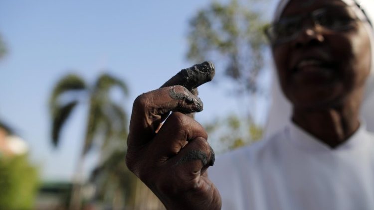 Verteilung des Aschekreuzes durch eine Ordensfrau auf den Philippinen