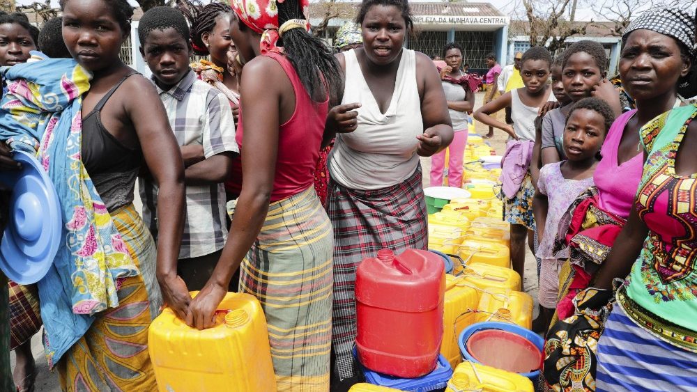 Mozambico: i primi campi di raccolta dei superstiti