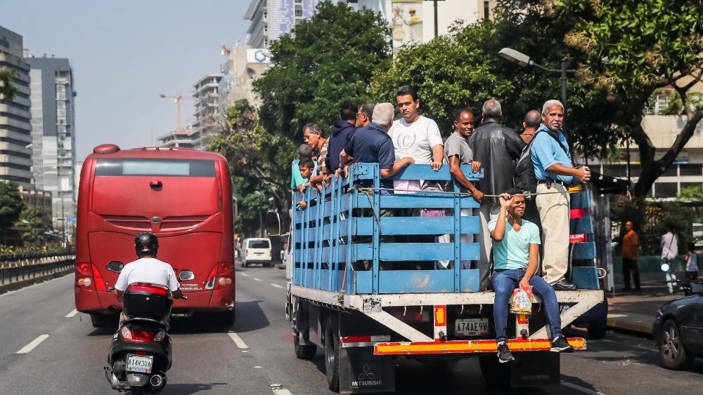 Popolazione di Caracas sui camion a causa della chiusura del metrò per mancanza di luce