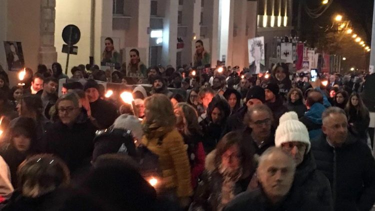 Fackelmarsch zur Erinnerung an die Opfer des Erdbebens