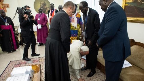 O Papa beija os pés dos líderes do Sudão do Sul pela paz