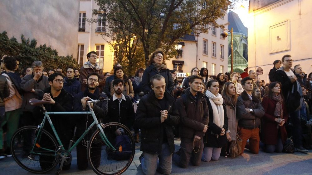 Persone in preghiera nei pressi della cattedrale
